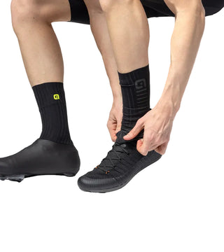 Copriscarpe ciclismo Alé Whizzy Winter – immagine indossata durante la vestizione, protezione termica per scarpe da bici da strada