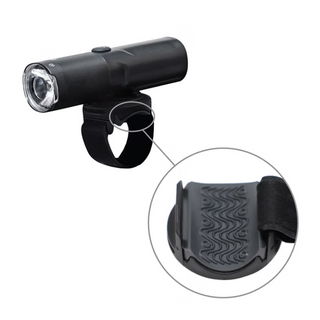 Fanale LED Ryder Innovation Core 800 Lumen con supporto manubrio regolabile, ideale per visibilità e sicurezza in ogni condizione.