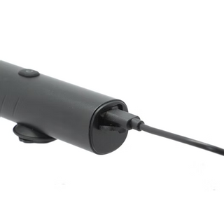 Luce anteriore Ryder Innovation Core 800 Lumen ricaricabile via USB, design compatto e resistente all’acqua IP66 per ciclismo notturno.