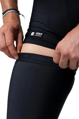 Dettaglio fascia superiore perneras Gobik Kaba 2.0 nere, con grip interno in silicone per una perfetta aderenza alla gamba durante la pedalata.