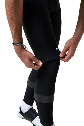 Dettaglio vicino logo Gobik sulle perneras termiche Kaba 2.0 nere, finitura opaca e cuciture ergonomiche per comfort prolungato.