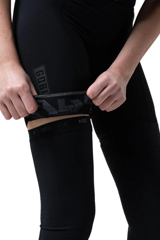 Gambali termici Gobik Kaba 2.0 Pitch Black indossate, tessuto nero tecnico elasticizzato per isolamento termico e libertà di movimento.