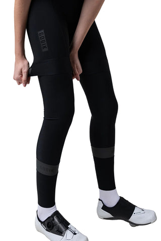 Scaldamuscoli termici Gobik Kaba 2.0 Pitch Black, design ergonomico nero con fascia antiscivolo e cuciture piatte per massimo comfort in bici.