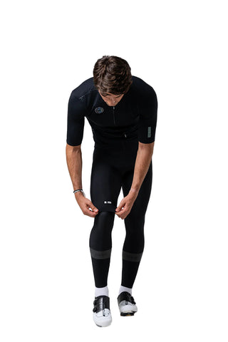 Scaldamuscoli Gobik Kaba 2.0 Pitch Black da ciclismo, modello unisex con banda riflettente e struttura a compressione graduata.