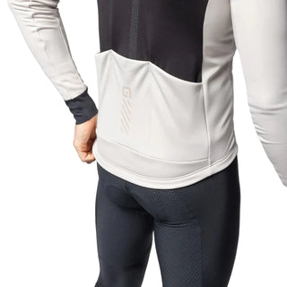 Dettaglio tasche posteriori giacca ciclismo Alé Fondo 3.0, materiali termici e inserti traspiranti per uso invernale.