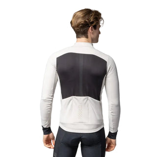 Giacca ciclismo Alé Fondo 3.0 vista posteriore in dettaglio, tessuto traspirante e pannello termico nero per allenamenti invernali.