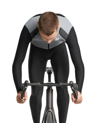 Giacca ciclismo uomo Assos EQUIPE RS Spring Fall Jacket S11 indossata vista frontale in posizione aerodinamica.