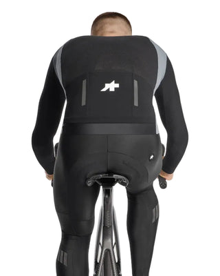 Giacca ciclismo uomo Assos EQUIPE RS Spring Fall Jacket S11 indossata vista posteriore in sella.