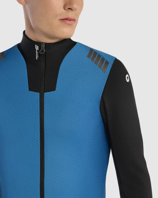 Giacca ciclismo invernale Assos MILLE GT EISENHERZ Ultraz S11 blu, dettaglio tessuto e spalle.