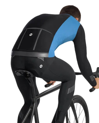 Giacca ciclismo invernale Assos MILLE GT EISENHERZ Ultraz S11 blu indossata, vista tre quarti posteriore.