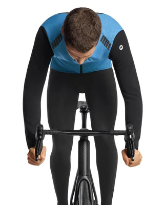 Giacca ciclismo invernale Assos MILLE GT EISENHERZ Ultraz S11 blu indossata, vista frontale su bici.