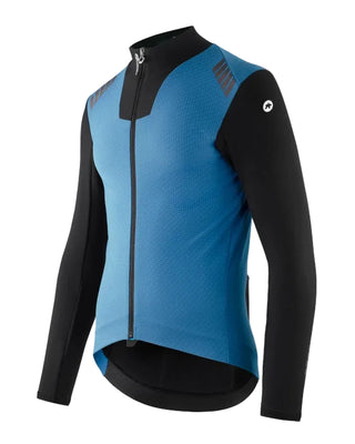 Giacca ciclismo invernale Assos MILLE GT EISENHERZ Ultraz S11 blu, vista tre quarti frontale sinistra.