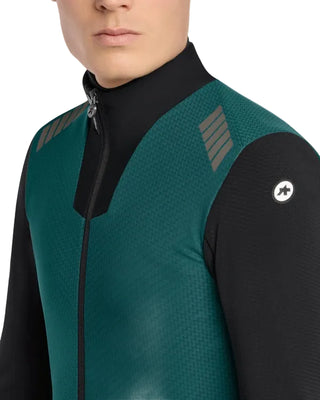Giacca ciclismo uomo Assos MILLE GT EISENHERZ Ultraz Winter Jacket S11 verde dettaglio tessuto e zip frontale.