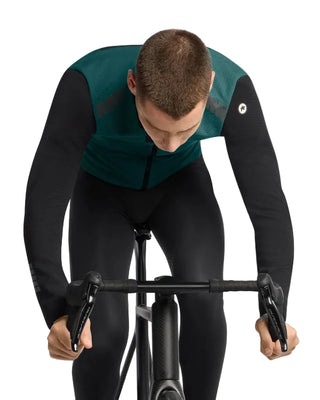 Giacca ciclismo uomo Assos MILLE GT EISENHERZ Ultraz Winter Jacket S11 verde indossata vista frontale.