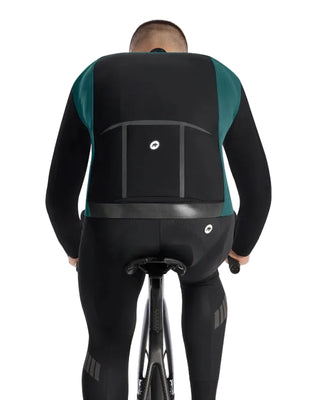 Giacca ciclismo uomo Assos MILLE GT EISENHERZ Ultraz Winter Jacket S11 verde indossata vista posteriore.
