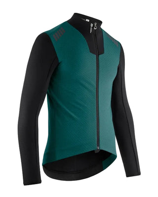 Giacca ciclismo uomo Assos MILLE GT EISENHERZ Ultraz Winter Jacket S11 verde indossata vista tre quarti frontale.