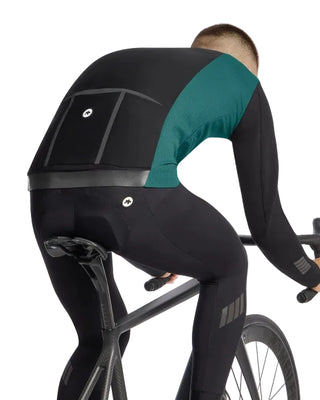 Giacca ciclismo uomo Assos MILLE GT EISENHERZ Ultraz Winter Jacket S11 verde indossata vista tre quarti posteriore.