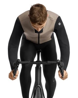 Giacca ciclismo Assos MILLE GT HASHOOGI Winter Jacket S11 uomo colore beige vista frontale indossata.