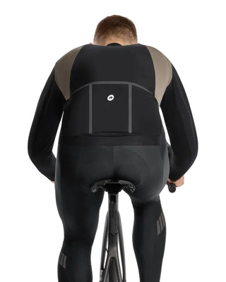 Giacca ciclismo Assos MILLE GT HASHOOGI Winter Jacket S11 uomo colore beige vista posteriore indossata.