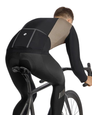 Giacca ciclismo Assos MILLE GT HASHOOGI Winter Jacket S11 uomo colore beige vista tre quarti posteriore.