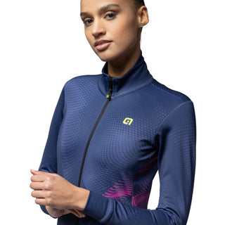 Modella con giacca ciclismo donna Alé Pragma Cosmic blu marino e fucsia vista frontale – abbigliamento tecnico invernale per cicliste su strada.
