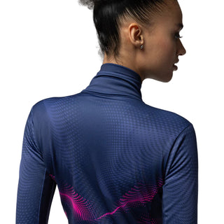 Zoom sulla parte posteriore della giacca termica da ciclismo Alé Cosmic donna – tessuto tecnico traspirante blu con inserti fucsia.