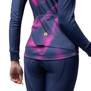 Dettaglio tasche posteriori giacca ciclismo donna Alé Pragma Cosmic – performance termica con grafica fucsia su base blu.