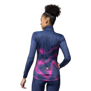 Vista posteriore della giacca da ciclismo donna Alé Pragma Cosmic con dettagli grafici fucsia su fondo blu – ideale per uscite invernali su bici da corsa.