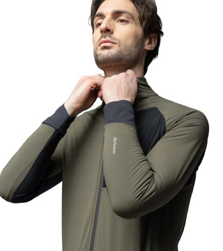 Giacca invernale ciclismo Alè R-EV1 Riparo – dettaglio maniche ergonomiche in tessuto Polartec®, verde militare con inserti neri