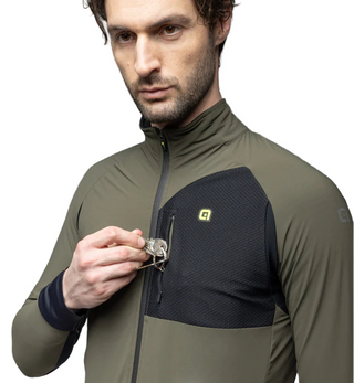Giacca ciclismo invernale Alè R-EV1 Riparo verde militare – dettaglio tasca petto con zip, antivento e idrorepellente, ideale per ciclisti professionisti