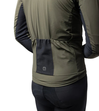 Giacca ciclismo termica Alè Riparo verde militare – dettaglio tasche posteriori capienti con finiture riflettenti per sicurezza in strada