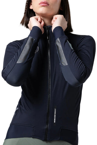 Dettaglio frontale giacca Gobik Armour 2.0 donna Ultrablue blu navy, inserti riflettenti e chiusura a zip impermeabile.