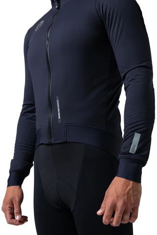 Giacca da ciclismo Gobik Armour 2.0 uomo Ultrablue blu navy, manica lunga in tessuto Polartec Alpha con isolamento termico e traspirabilità elevata.