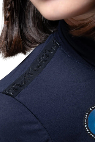 Particolare riflettente su manica giacca Gobik Armour 2.0 Ultrablue blu navy, visibilità aumentata in condizioni di scarsa luce.