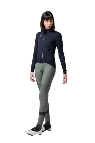 Ciclista donna con giacca Gobik Armour 2.0 Ultrablue blu navy, taglio ergonomico e alta protezione dal freddo per ciclismo su strada.