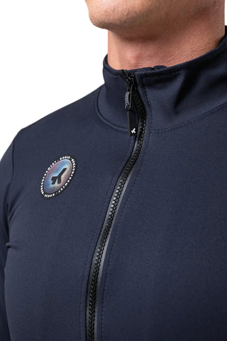 Particolare riflettente su manica giacca Gobik Armour 2.0 Ultrablue blu navy, visibilità aumentata in condizioni di scarsa luce.