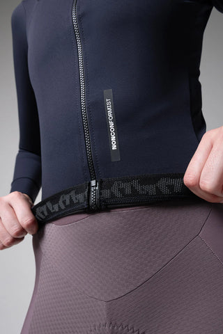 Dettaglio fascia elastica inferiore giacca ciclismo donna GOBIK Envy 2.0 per stabilità in pedalata.