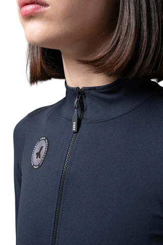 Dettaglio collo e zip giacca ciclismo donna GOBIK Envy 2.0 con chiusura frontale completa.