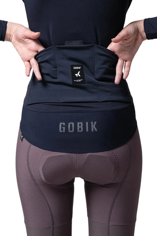 Dettaglio posteriore giacca ciclismo donna GOBIK Envy 2.0 con tasche posteriori ergonomiche.