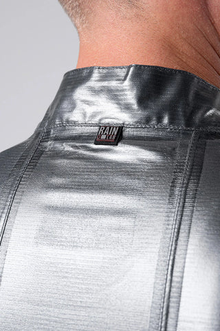 Dettaglio logo Rainlab sulla giacca Gobik Pluvia 2.0 nera, membrana impermeabile avanzata per prestazioni professionali su bici.