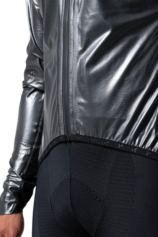 Dettaglio posteriore giacca Gobik Pluvia 2.0 donna nera, finitura lucida impermeabile per ciclismo da competizione.
