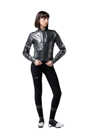 Ciclista indossa giacca antipioggia Gobik Pluvia 2.0 True Black, protezione ultraleggera e traspirante per ciclismo in condizioni estreme.