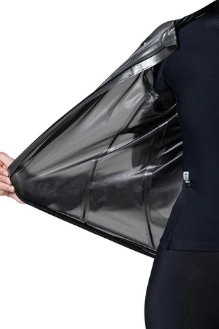 Giacca Gobik Pluvia 2.0 unisex nera, dettaglio interno in tessuto trasparente impermeabile per ciclismo su strada e gravel.