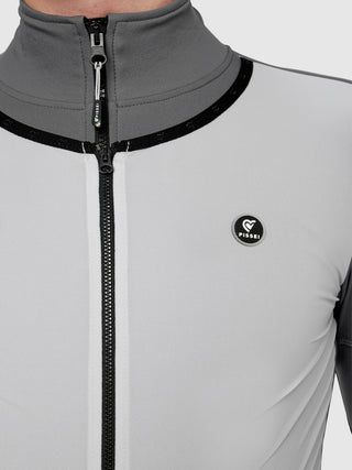 Dettaglio chiusura zip della giacca Pissei PrimaPelle Plus grigio bianco, colletto alto e cuciture rinforzate per isolamento termico e protezione dal vento.