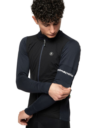 Dettaglio scritta PrimaPelle sulla manica della giacca Pissei PrimaPelle Plus nero blu, tessuto elasticizzato termico per ciclismo invernale.