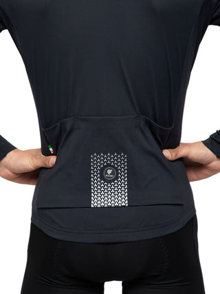 Dettaglio tasche posteriori della giacca Pissei PrimaPelle Plus nero blu, con inserti riflettenti e spazio per accessori da ciclismo.