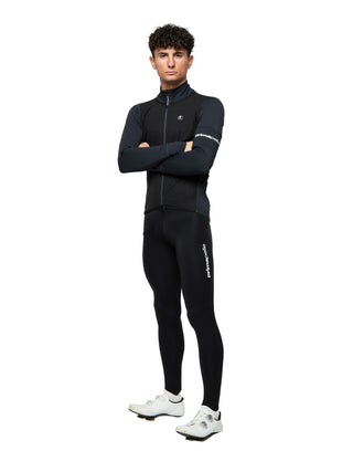 Giacca invernale ciclismo Pissei PrimaPelle Plus nero blu vista tre quarti indossata da modello, capo tecnico aerodinamico con vestibilità aderente.