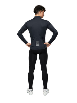 Giacca Pissei PrimaPelle Plus nero blu vista posteriore indossata da modello, design ergonomico con tasche posteriori e inserti riflettenti.