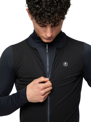 Dettaglio chiusura zip frontale della giacca Pissei PrimaPelle Plus nero blu, con finiture antivento e colletto ergonomico per protezione termica.