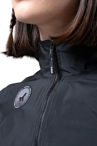 Collo alto ergonomico della Giacca Gobik Exo 2.0 Royal Nero, design aerodinamico e protezione antivento per ciclisti su strada.